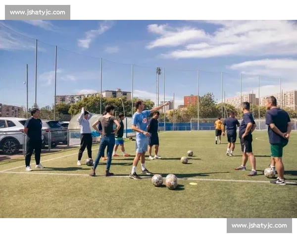 阳光少年探秘亚泰足球基地：张笑飞亲授职业训练课 沉浸式感受足球文化
